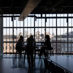 Des personnes autour d'une table en train de discuter